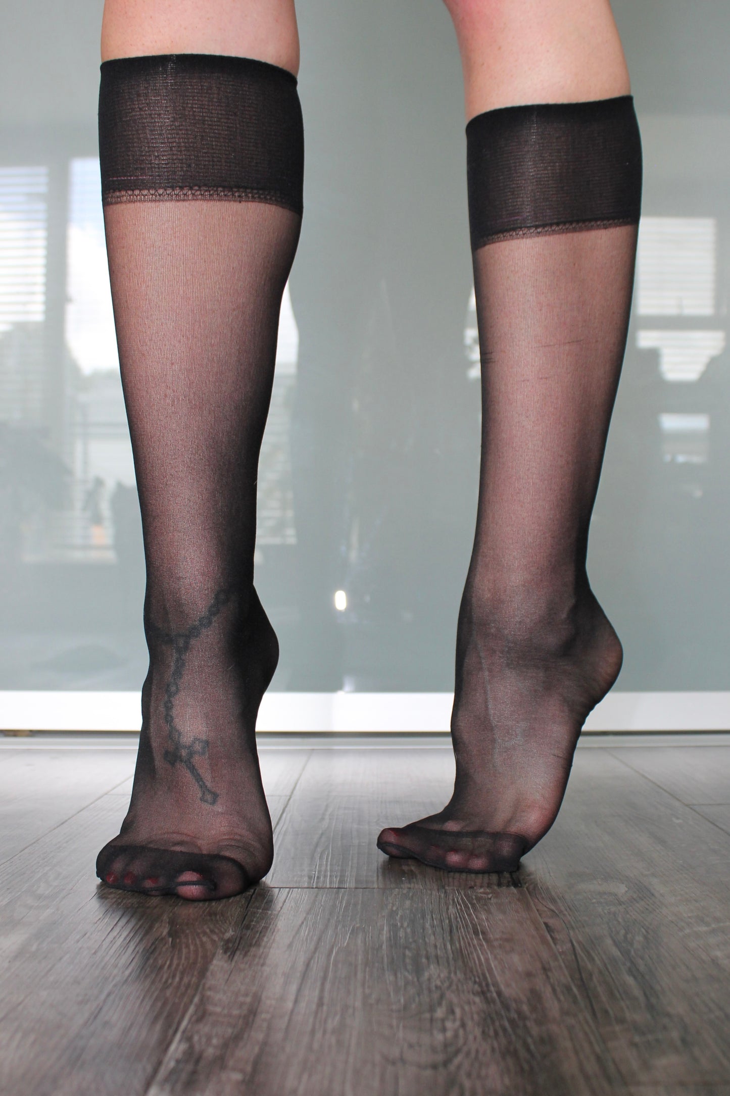 SHEER KNEE HIGH SOCKS